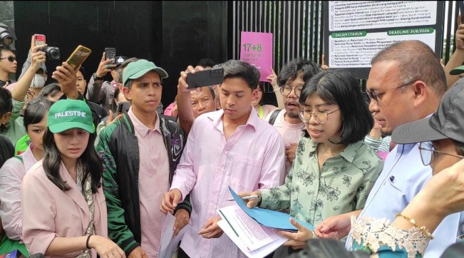Jerome Polin temui anggota DPR Andre Rosiade dan Rieke Dyah Pitaloka di depan Gerbang Pancasila Gedung DPR, Senayan, Jakarta Pusat, Kamis (4/9/2025). [FTNews]
